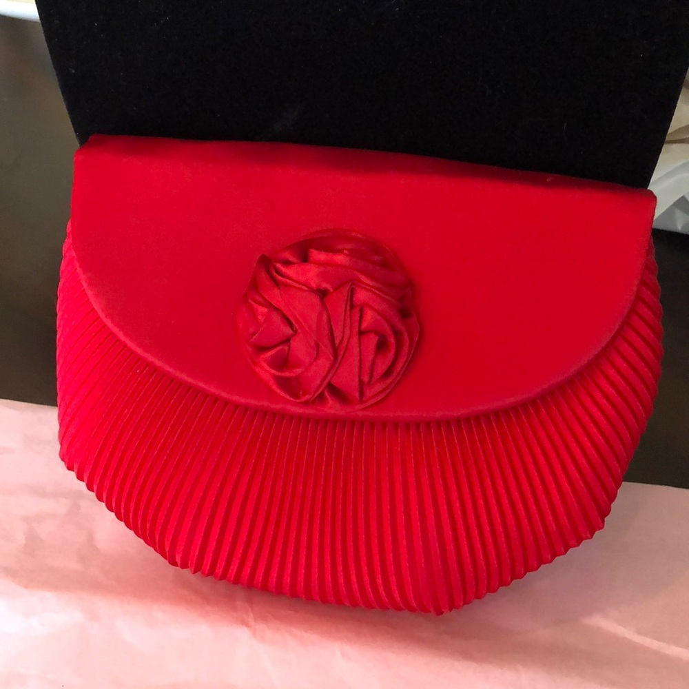 ♥️ Vanessa Imports Rope strap accordion folds rose detail bag